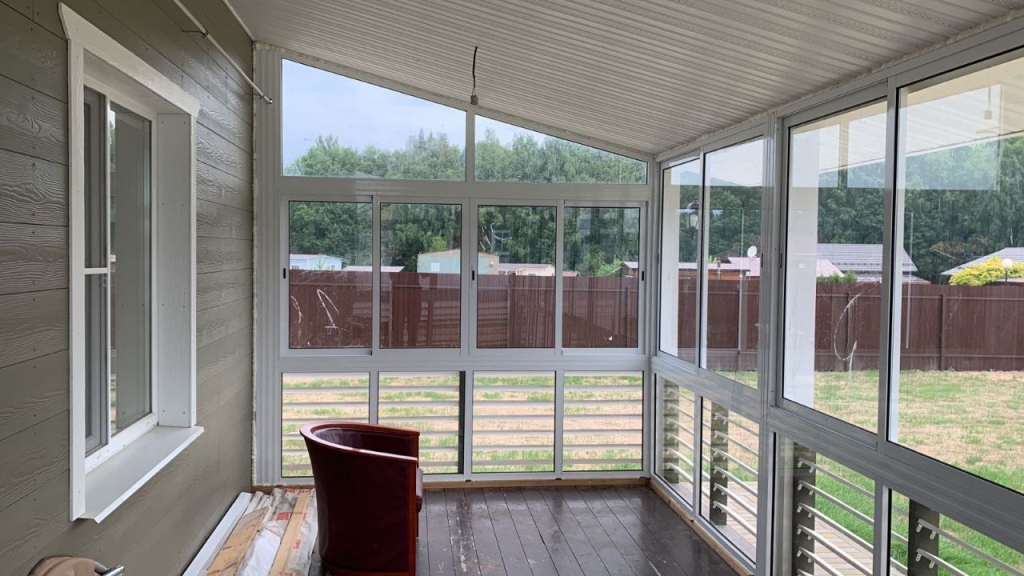 Терраса с входной дверью К.П. Боровики 2