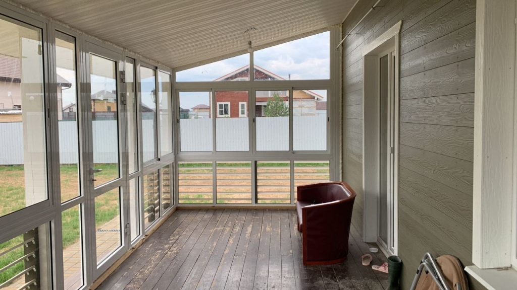 Терраса с входной дверью К.П. Боровики 2